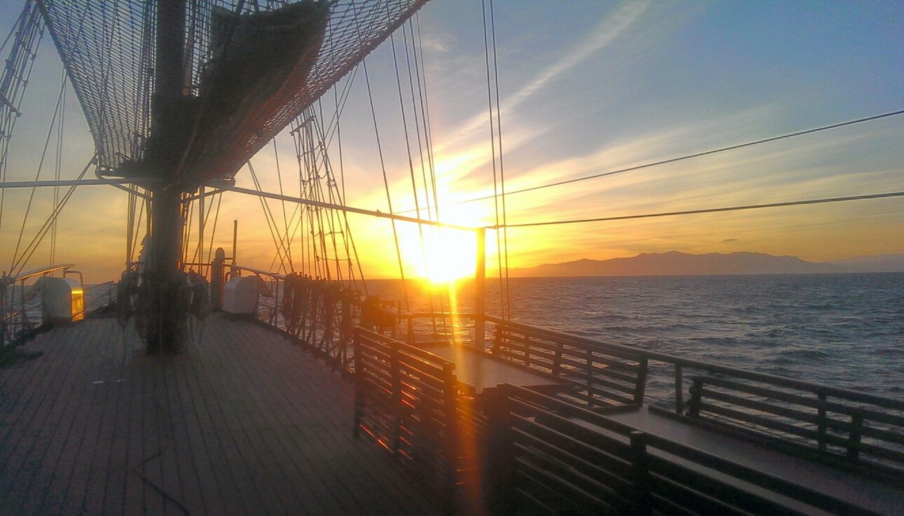 Gibraltar Middellandse Zee zeezeilen zeilen zonsopkomst tallship kustlijn