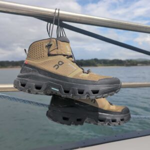 wandelschoenen hangend aan de reling van een zeilschip