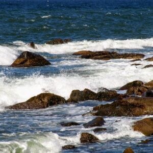 kust-met-rotsen-en-branding